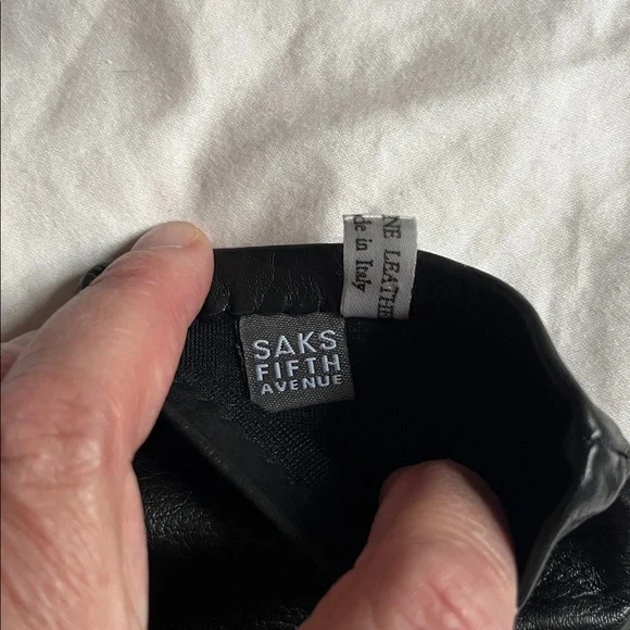 Classic Black Leather Gloves - Women's Accessories - Picture 4 of 4